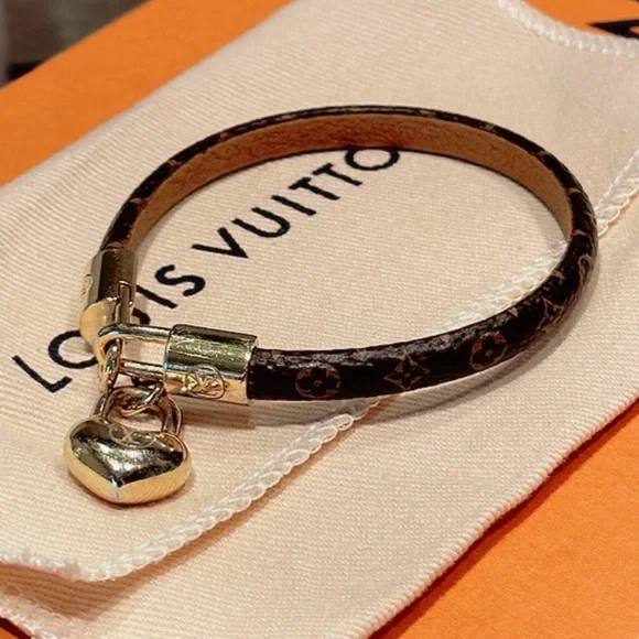 ❤️💯% Authentic Louis Vuitton Crazy In Lock Charm Bracelet❤️ - Picture 2 of 2